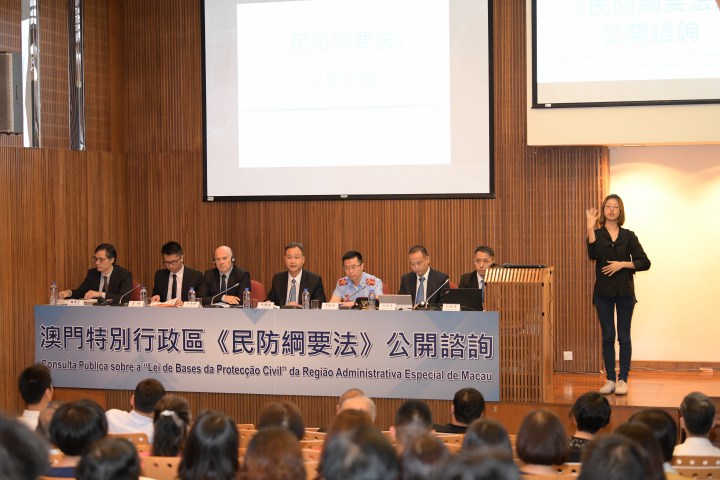 市民認真聆聽諮詢內容的簡介