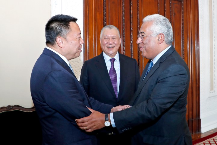 梁維特與葡萄牙總理安東尼奥‧科斯塔（António Costa）親切握手