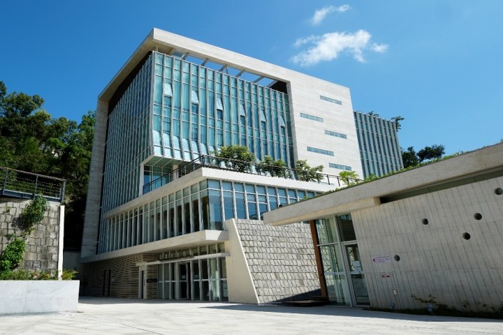 海事及水務局大樓毗鄰港務局大樓