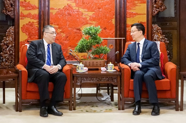 行政長官崔世安在北京向國務院副總理韓正匯報澳門特別行政區政府和社會各界對粵港澳大灣區發展規劃有關問題的意見和建議。