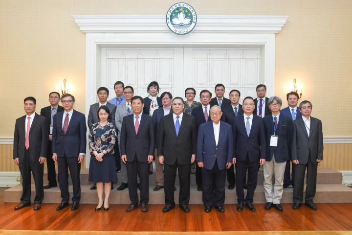 行政長官崔世安與世界中文報業協會粵港澳大灣區考察團一行合影