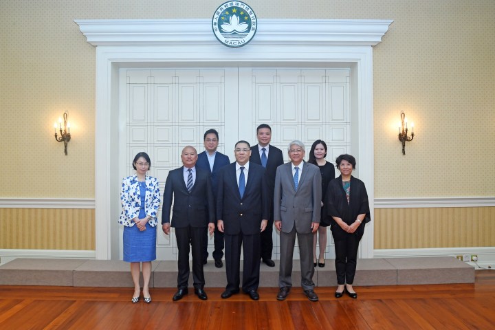 行政長官崔世安與澳門城市大學校董會主席陳明金（前排左二）及校長張曙光（前排右二）一行合影