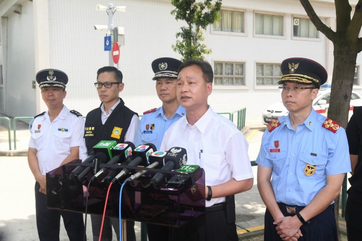 警察總局局長馬耀權向傳媒介紹民防方面的通訊、廣播和警報設備