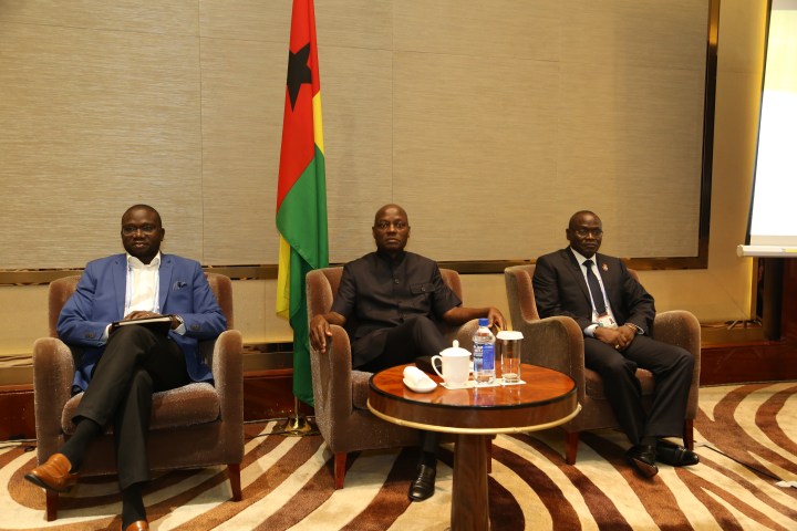 幾比總統瓦斯（中）出席招商會，並鼓勵中國企業赴幾比投資。