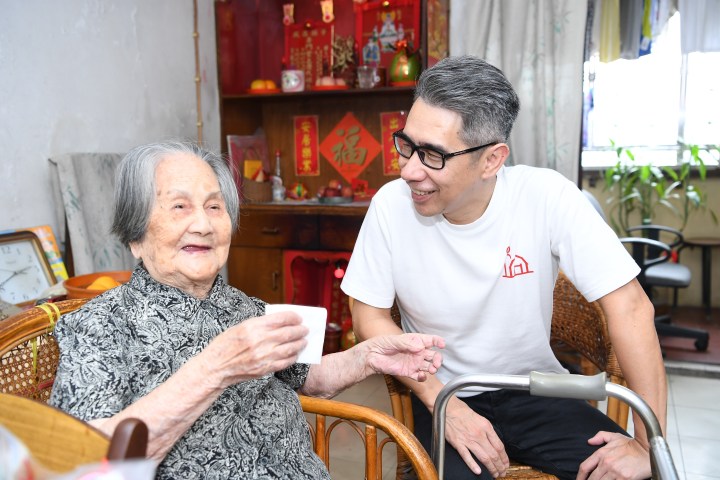 房屋局山禮度局長關心長者租戶的居住情況