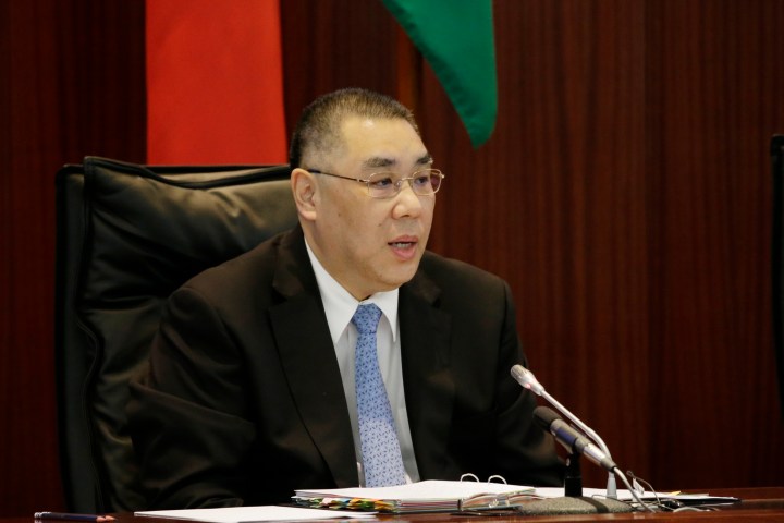 行政長官崔世安列席立法會全體會議，就政府施政及社會問題回應議題提問。