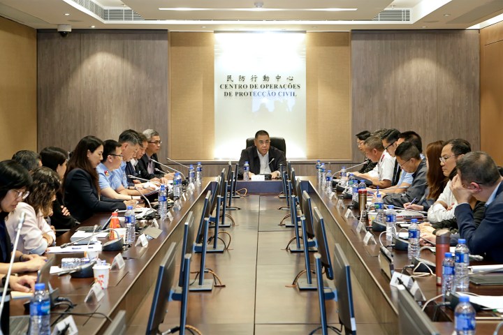 行政長官崔世安於民防行動中心再度召開跨部門會議，跟進協調民防架構成員和相關部門各項應對颱風措施的效果和工作進度。