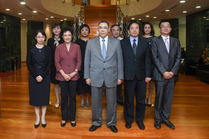 行政長官崔世安與中國人民大學黨委書記靳諾和副校長杜鵬一行合影