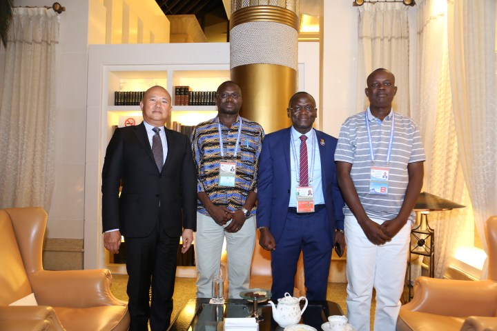 陳明金與幾比外長若翰·里貝羅·布提阿姆·科（左二）以及駐華大使馬嵐·桑布（左三）會面。