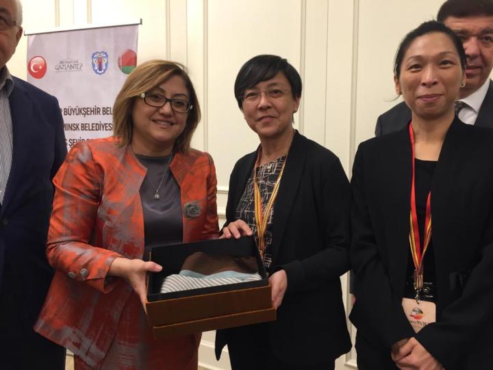 加濟安泰普市市長法特瑪•撒荷盈向文綺華及梁美彩致送紀念品