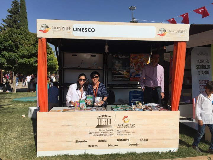 旅遊局局長文綺華與培訓及質量管理廳廳長梁美彩在加濟安泰普市中心推廣澳門