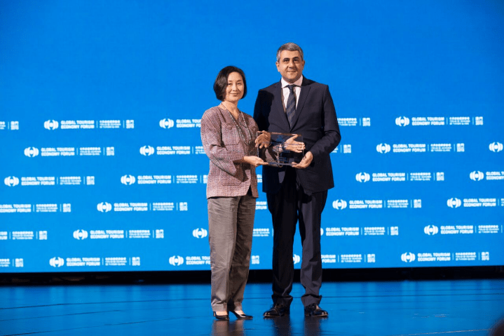 何超瓊女士及祖拉布‧波洛利卡什維利先生