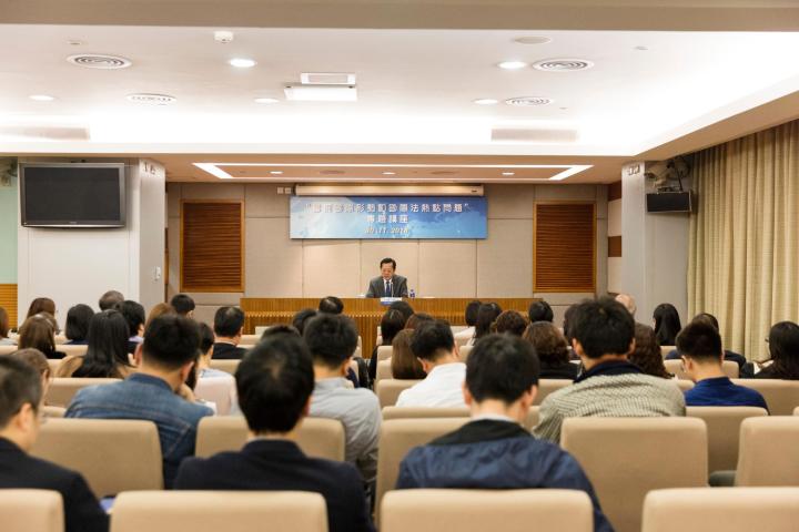 徐宏司長作題為“當前國際形勢和國際法熱點問題”的專題講座。