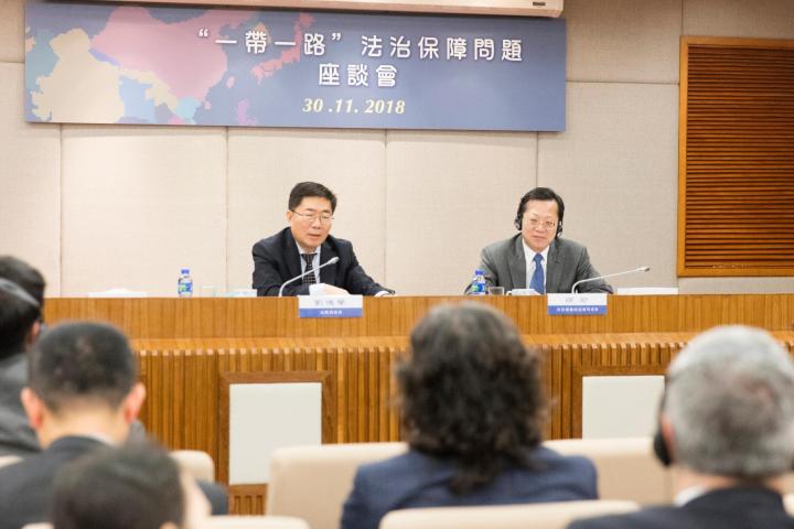 徐宏司長和劉德學局長出席“‘一帶一路_法治保障問題”座談會。