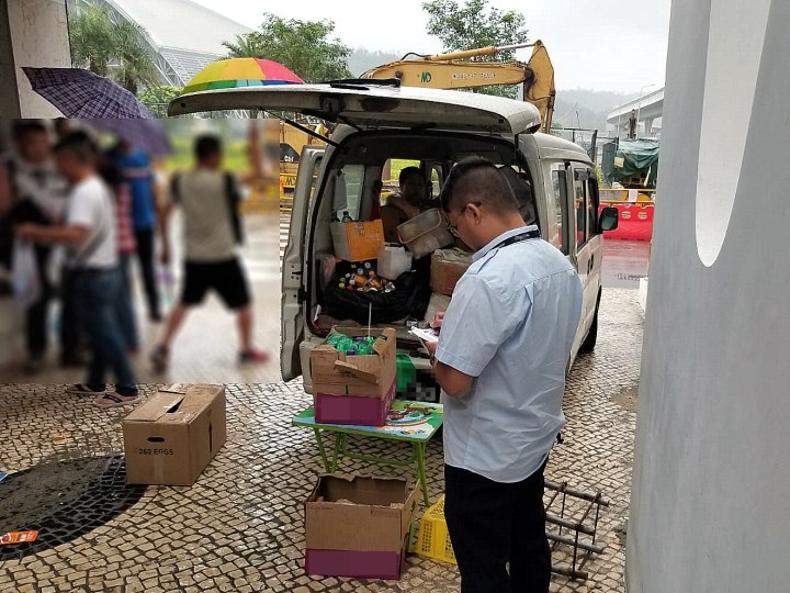 民署對路氹城大型建築工地周邊的無牌小販作出檢控