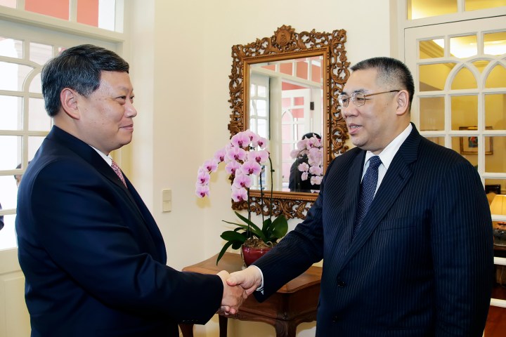 行政長官崔世安與遼寧省省長唐一軍握手