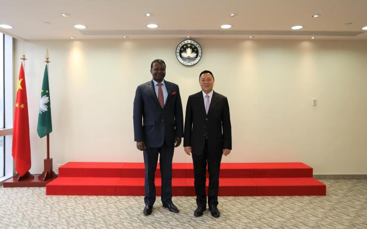 梁維特司長（右）與João Leopoldo da Costa副部長合影