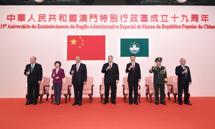 行政長官崔世安等在慶祝澳門特別行政區成立十九周年酒會上祝酒