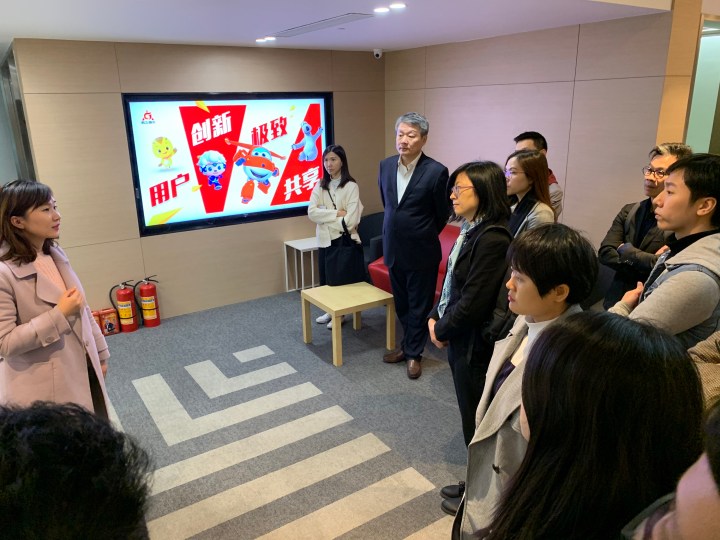 代表團聽取奧飛動漫有限公司介紹