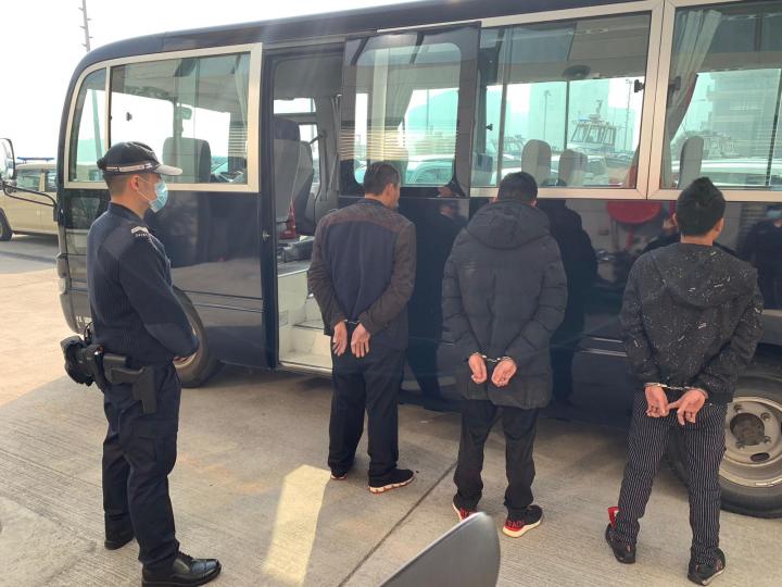 海關將涉案人士移交有關當局處理