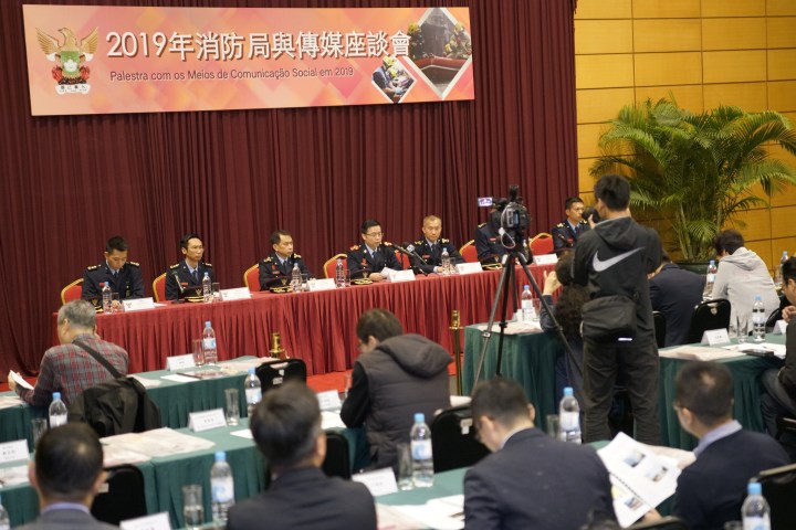 消防局局長梁毓森回答在場記者的提問