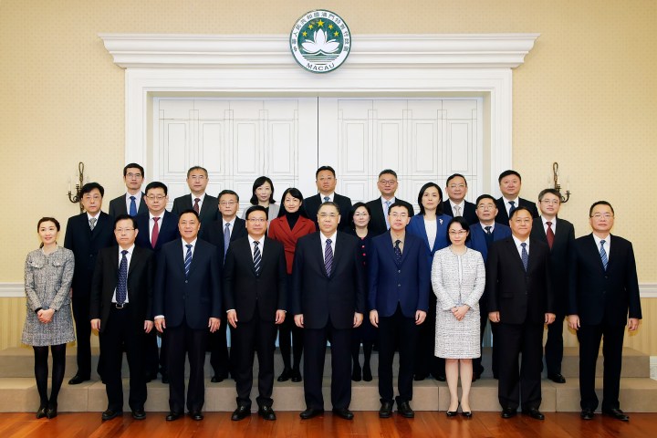 行政長官崔世安和深圳市市長陳如桂等在2019年深澳合作會議前合影