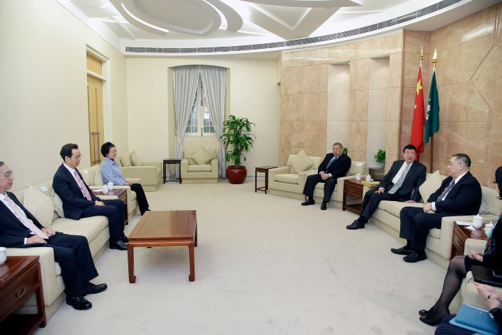 行政長官崔世安會見前來呈交澳門非高等教育階段“國民教育”調研報告的澳區全國政協委員