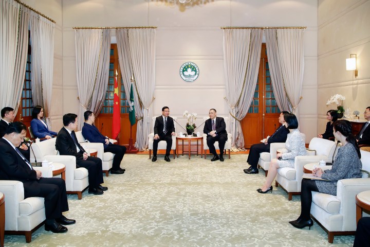 行政長官崔世安與來澳出席深澳合作會議的深圳市市長陳如桂會面 (1)