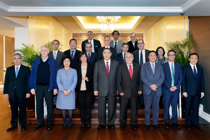 行政長官崔世安與本澳葡文和英文傳媒負責人合照