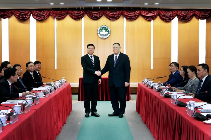 行政長官崔世安與深圳市市長陳如桂在2019年深澳合作會議上親切握手