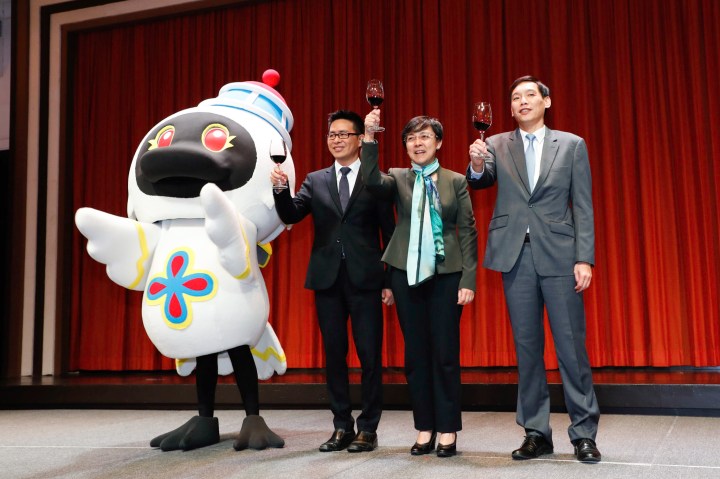 澳門旅遊吉祥物“麥麥”陪同旅遊局領導祝酒