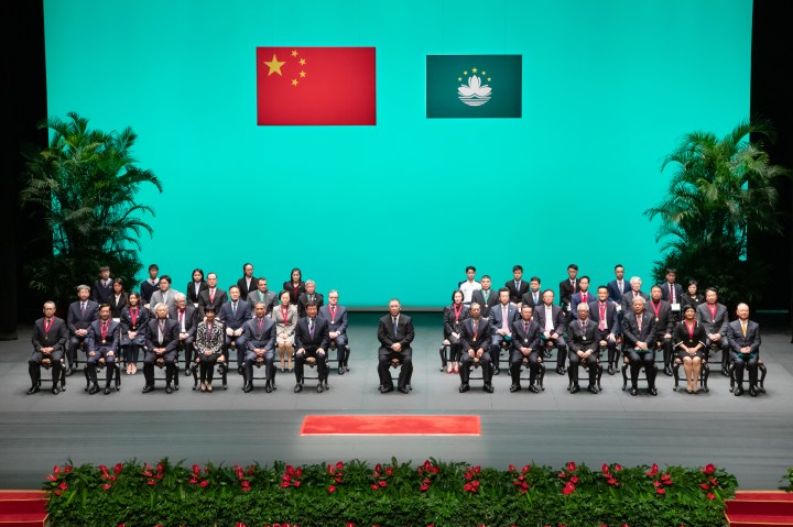 中華人民共和國澳門特別行政區2019年度勳章、獎章和獎狀頒授典禮在文化中心舉行。