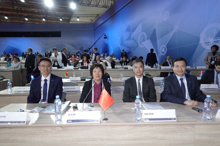 國家審計署胡澤君審計長(左二)、香港特區審計署署長朱乃璋(右一)和澳門特區審計長何永安出席第二十三屆世界審計大會。