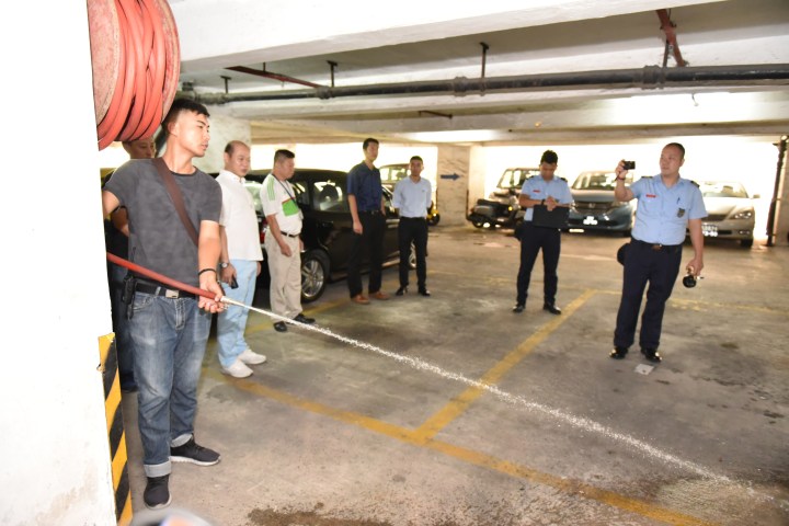 在大廈管理公司人員見証下，消防局人員及消防系統保養公司人員共同測試消防喉轆