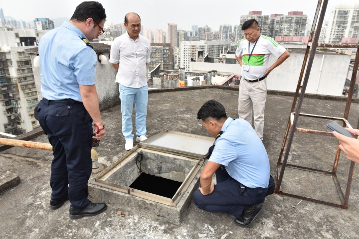 在大廈管理公司人員見証下，消防局人員及消防系統保養公司人員共同檢查消防水缸水源狀況