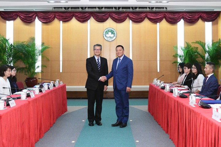 經濟財政司司長梁維特、香港財政司司長陳茂波各率領兩地政府部門代表出席第十一次港澳合作高層會議今（26日）在澳門舉行。