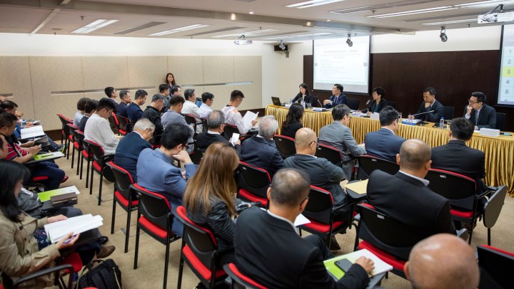 與會的業界代表就《澳門都市更新法律制度》諮詢文本發表意見和建議。