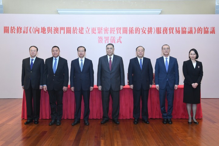 行政長官崔世安、中聯辦主任傅自應等見證經濟財政司司長梁維特及國家商務部副部長王炳南代表雙方簽署《關於修訂〈CEPA服務貿易協議〉的協議》