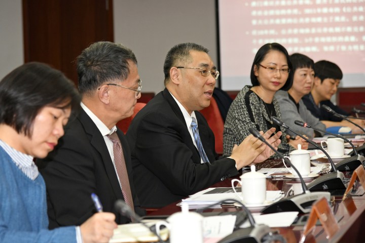 行政長官崔世安在北京拜訪中國社會科學院，聽取該院研究團隊關於澳門回歸祖國以來治理實踐經驗的專項課題研究匯報，並回顧了過去一段時間的合作成果。 (1)