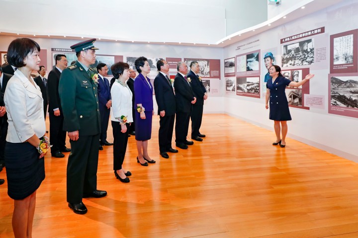 行政長官崔世安等嘉賓參觀“中國出了個毛澤東－慶祝中華人民共和國成立 70 周年暨澳門特別行政區成立 20 周年大型圖片展”