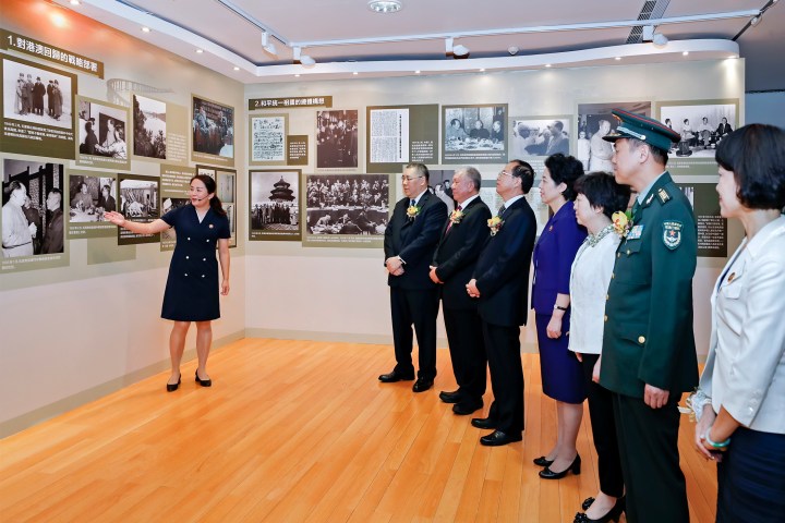 行政長官崔世安等嘉賓參觀“中國出了個毛澤東－慶祝中華人民共和國成立 70 周年暨澳門特別行政區成立 20 周年大型圖片展” (1)