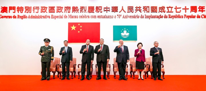 行政長官崔世安等在國慶招待酒會上與嘉賓祝酒