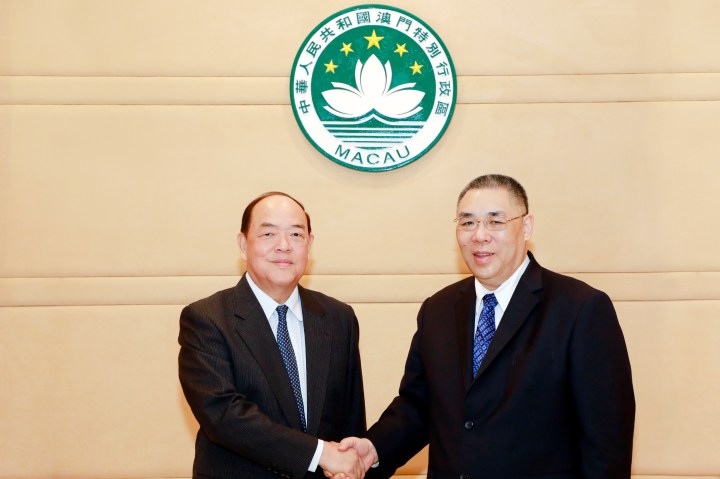 行政長官崔世安與第五任行政長官候任人賀一誠握手