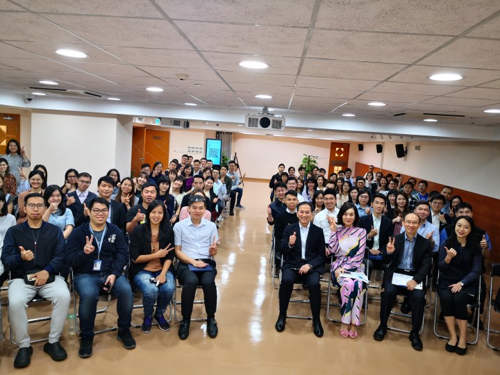 高炳坤局長與一眾年青公務人員合照