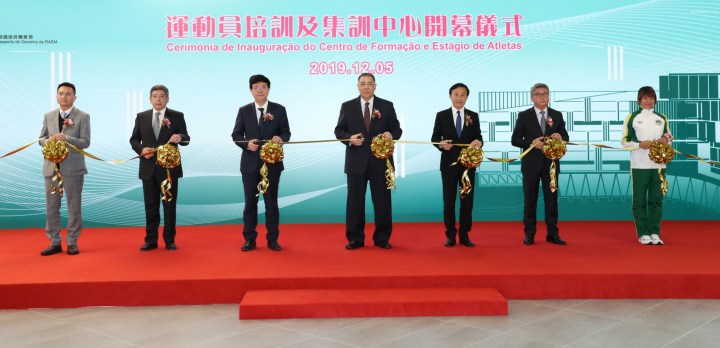 主禮嘉賓進行開幕剪綵儀式