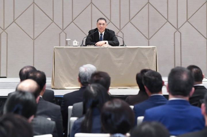 行政長官崔世安與全體主要官員和各級官員座談，充分肯定整個公務員團隊過去十年的工作成果和貢獻，並勉勵要繼續努力作為，為澳門持續發展作出新的努力和貢獻。