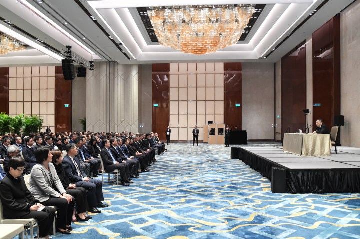 行政長官崔世安與全體主要官員和各級官員座談，充分肯定整個公務員團隊過去十年的工作成果和貢獻，並勉勵要繼續努力作為，為澳門持續發展作出新的努力和貢獻。 (1)