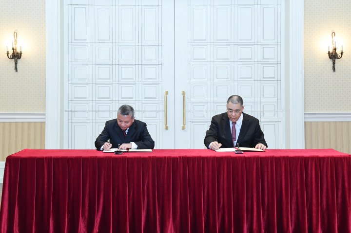 行政長官崔世安與國家航天局局長張克儉代表雙方簽署《國家航天局與澳門特別行政區政府關於地磁觀測科學與技術試驗衛星聯合研製項目的合作協定》