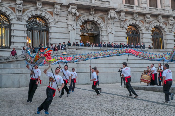 來自波爾圖的中國武術學校She-Si為展覽開幕式表演舞龍助興