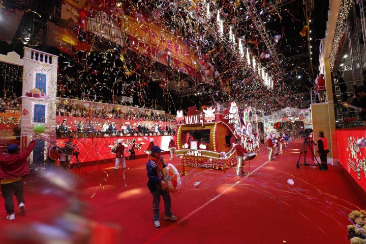 去年花車匯演向觀眾送上祝福